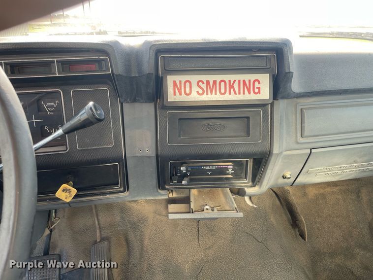 image for item LY9666 1990 Ford F600  fuel truck