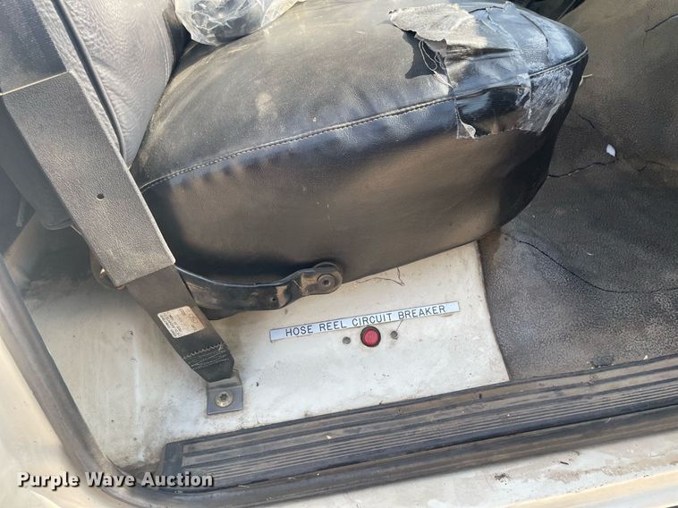 image for item LY9666 1990 Ford F600  fuel truck