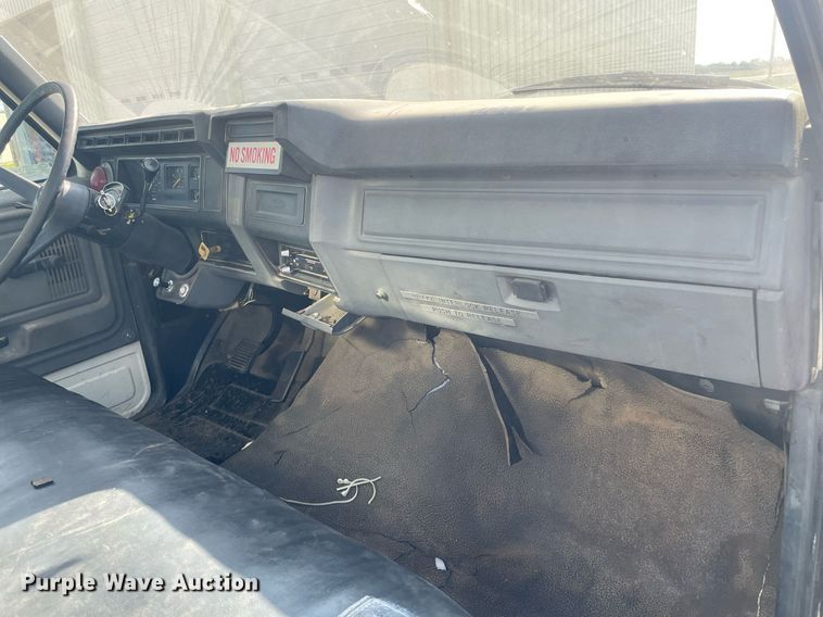 image for item LY9666 1990 Ford F600  fuel truck