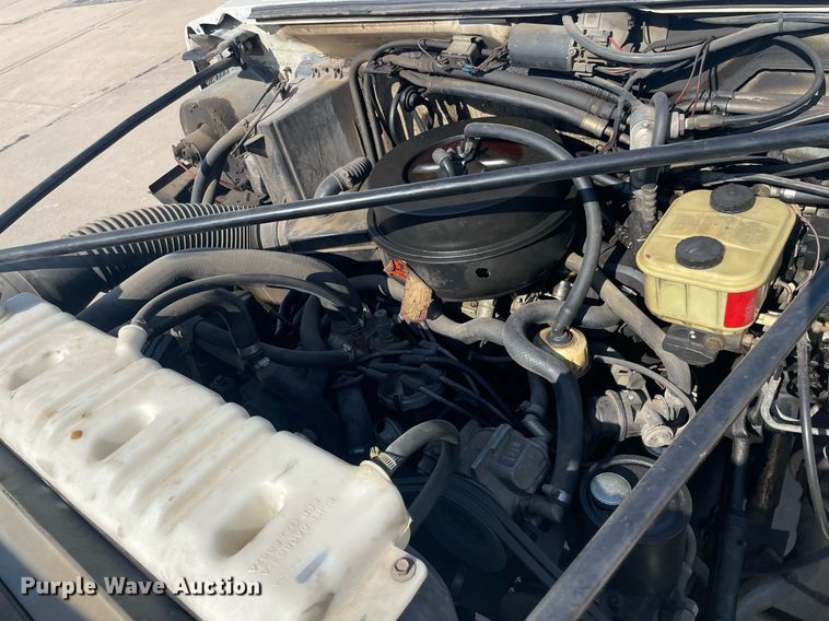 image for item LY9666 1990 Ford F600  fuel truck