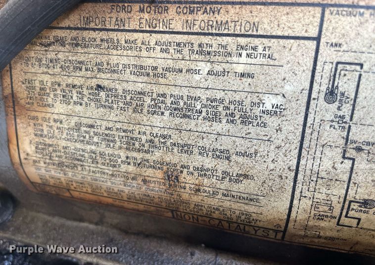 image for item LY9666 1990 Ford F600  fuel truck