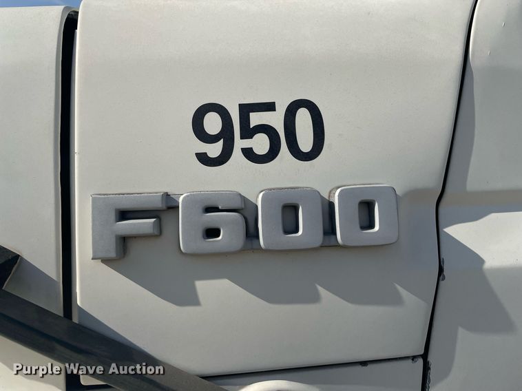 image for item LY9666 1990 Ford F600  fuel truck