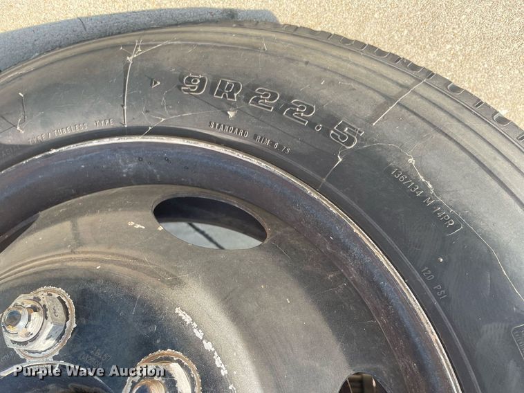 image for item LY9666 1990 Ford F600  fuel truck