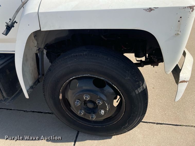 image for item LY9666 1990 Ford F600  fuel truck