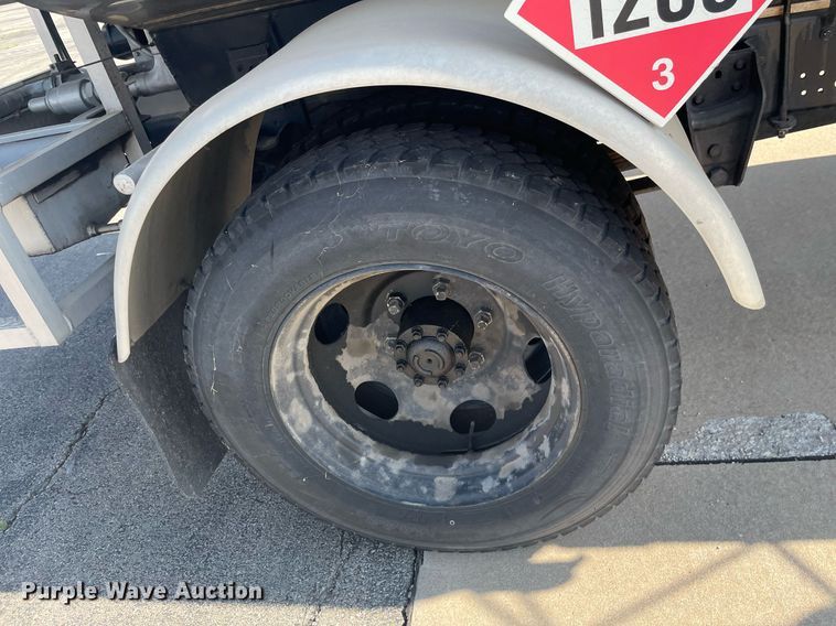 image for item LY9666 1990 Ford F600  fuel truck