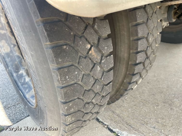 image for item LY9666 1990 Ford F600  fuel truck