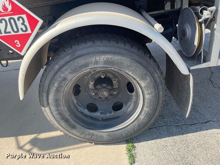 image for item LY9666 1990 Ford F600  fuel truck