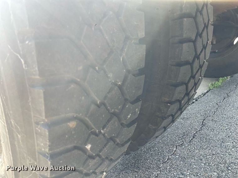 image for item LY9666 1990 Ford F600  fuel truck