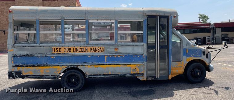 image for item LY9773 2000 Chevrolet Express G3500  school bus