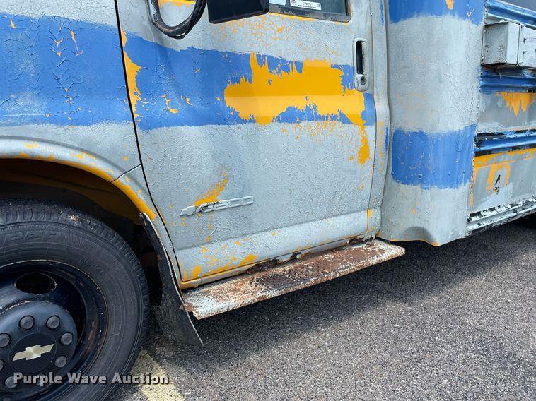 image for item LY9773 2000 Chevrolet Express G3500  school bus