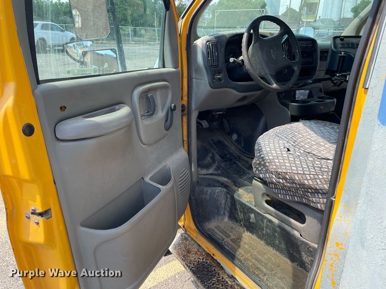 image for item LY9773 2000 Chevrolet Express G3500  school bus