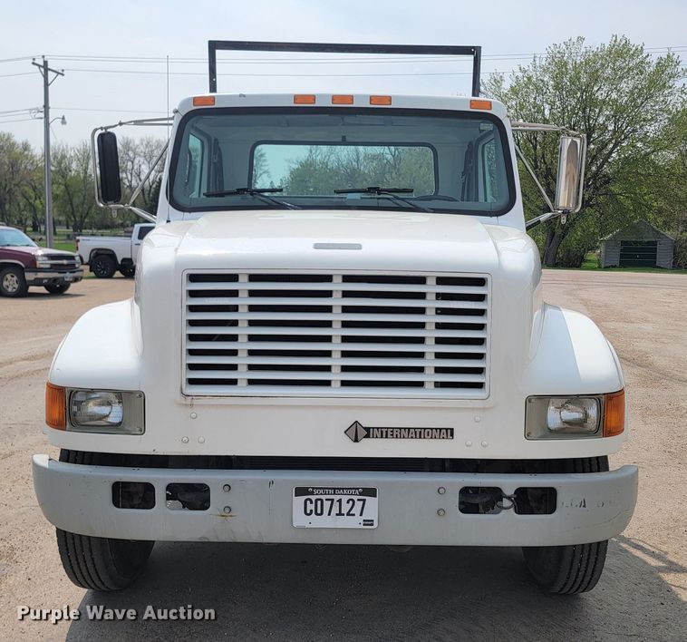 image for item ML9386 2002 International 4700  flatbed truck