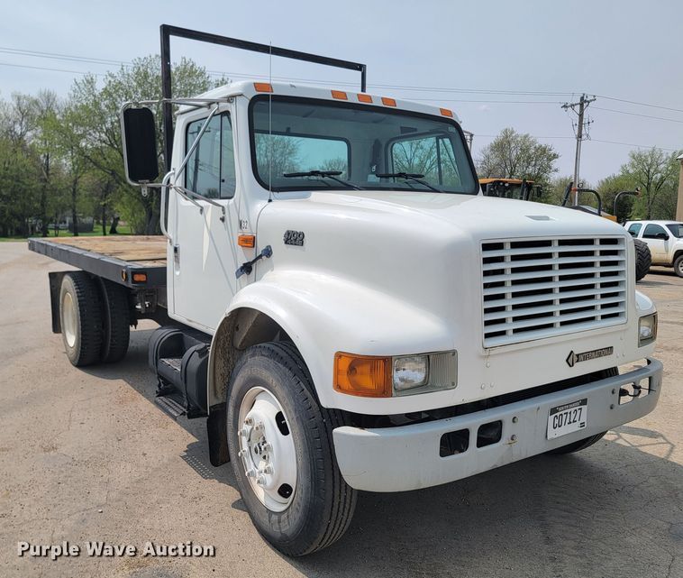 image for item ML9386 2002 International 4700  flatbed truck