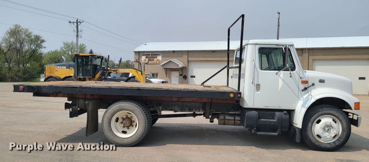 image for item ML9386 2002 International 4700  flatbed truck