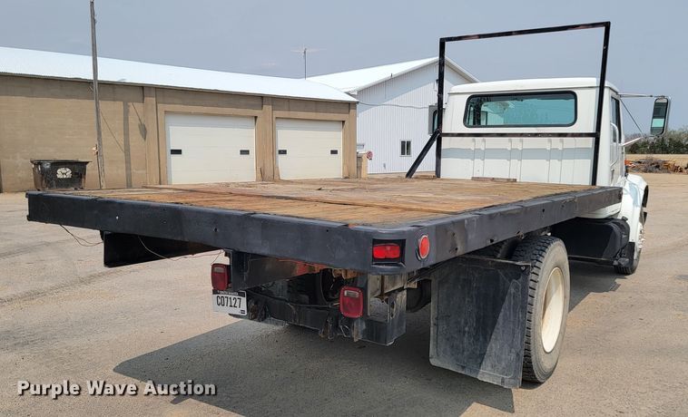 image for item ML9386 2002 International 4700  flatbed truck