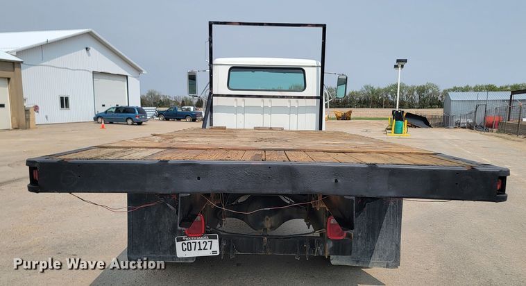 image for item ML9386 2002 International 4700  flatbed truck