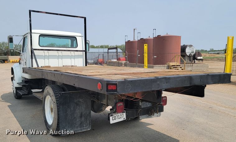 image for item ML9386 2002 International 4700  flatbed truck