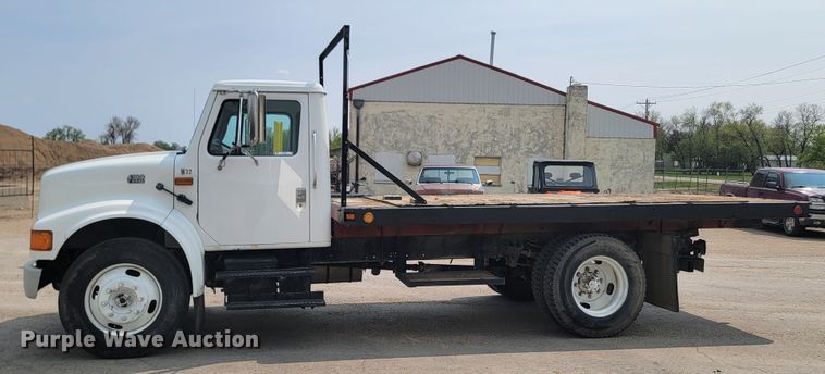 image for item ML9386 2002 International 4700  flatbed truck