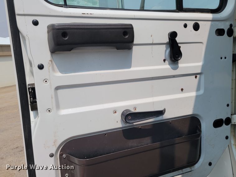 image for item ML9386 2002 International 4700  flatbed truck