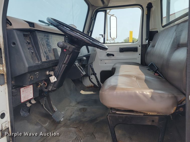 image for item ML9386 2002 International 4700  flatbed truck