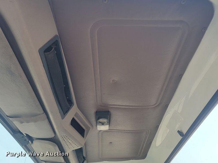 image for item ML9386 2002 International 4700  flatbed truck