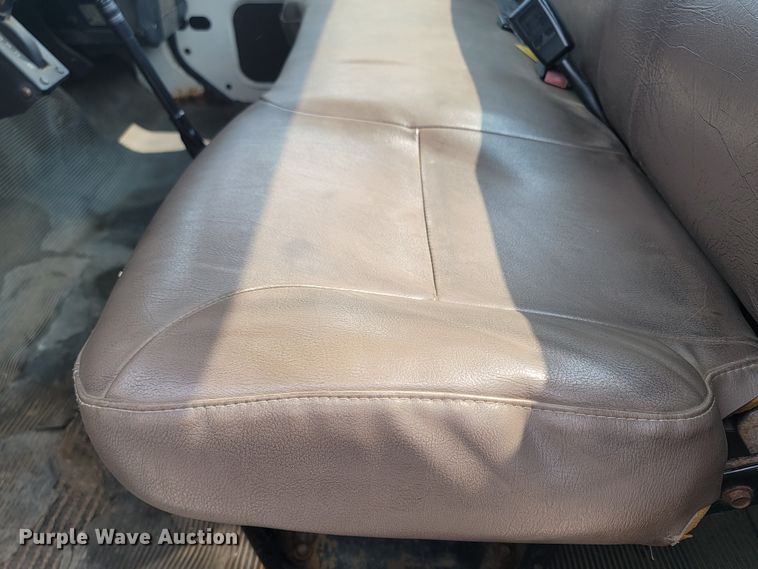 image for item ML9386 2002 International 4700  flatbed truck