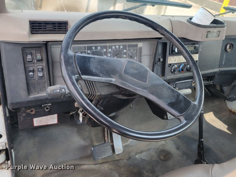 image for item ML9386 2002 International 4700  flatbed truck