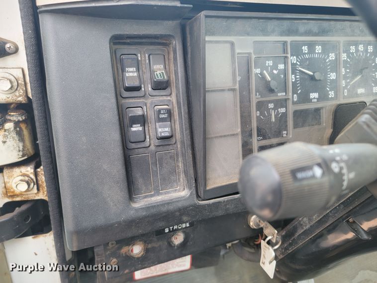 image for item ML9386 2002 International 4700  flatbed truck