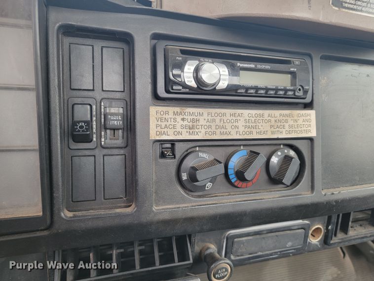 image for item ML9386 2002 International 4700  flatbed truck