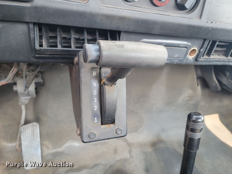 image for item ML9386 2002 International 4700  flatbed truck