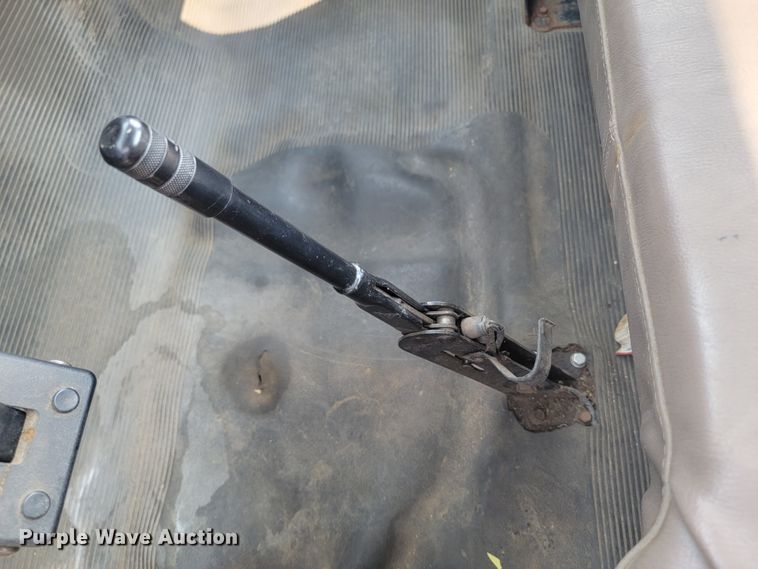 image for item ML9386 2002 International 4700  flatbed truck