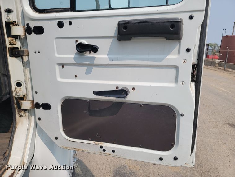 image for item ML9386 2002 International 4700  flatbed truck