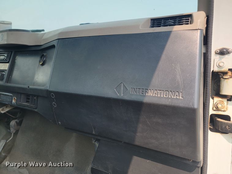 image for item ML9386 2002 International 4700  flatbed truck