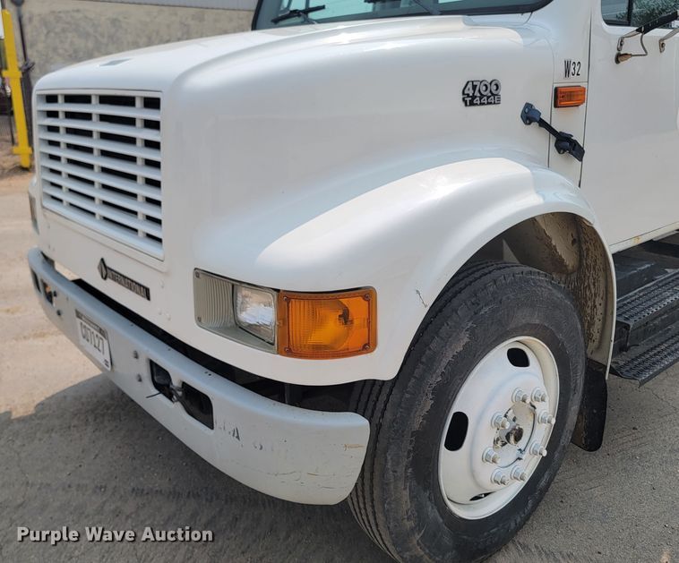 image for item ML9386 2002 International 4700  flatbed truck