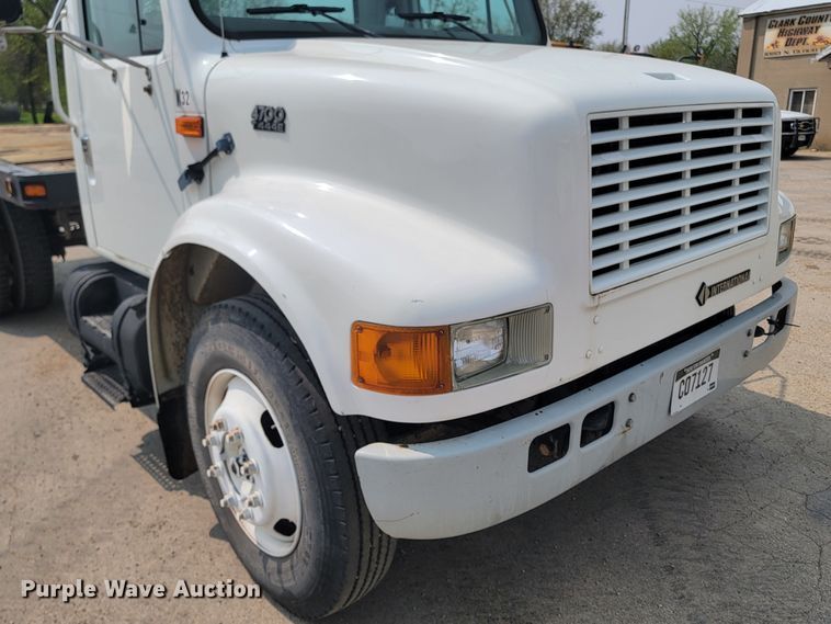 image for item ML9386 2002 International 4700  flatbed truck