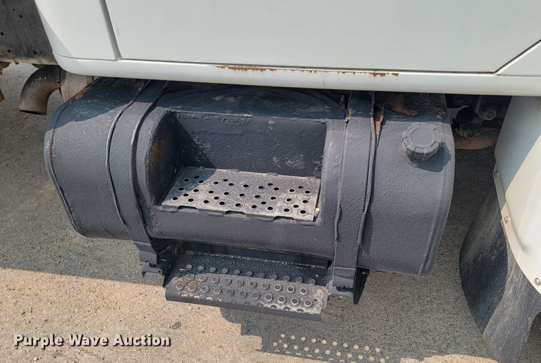 image for item ML9386 2002 International 4700  flatbed truck