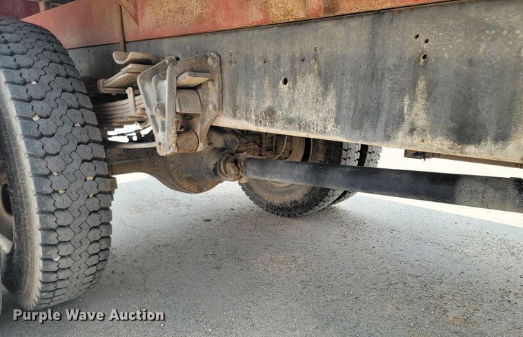 image for item ML9386 2002 International 4700  flatbed truck