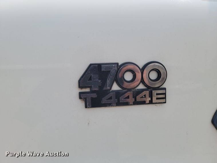 image for item ML9386 2002 International 4700  flatbed truck