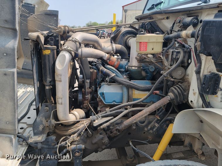 image for item ML9386 2002 International 4700  flatbed truck