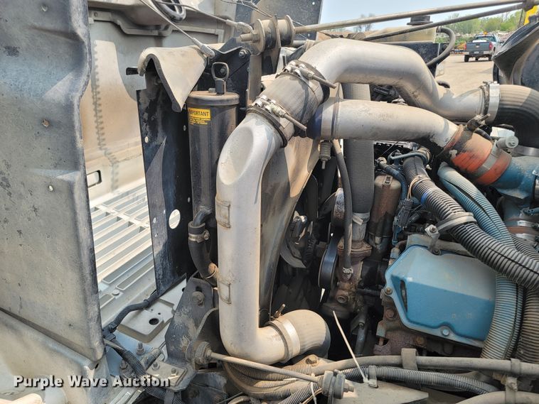 image for item ML9386 2002 International 4700  flatbed truck