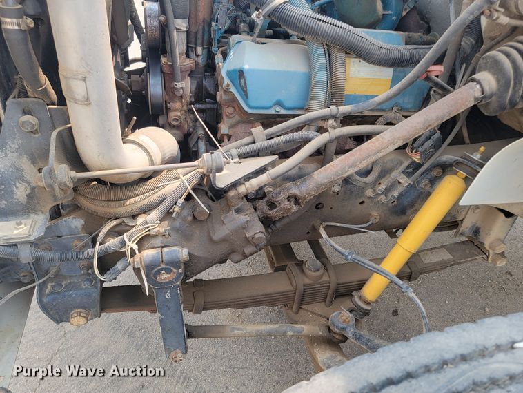 image for item ML9386 2002 International 4700  flatbed truck