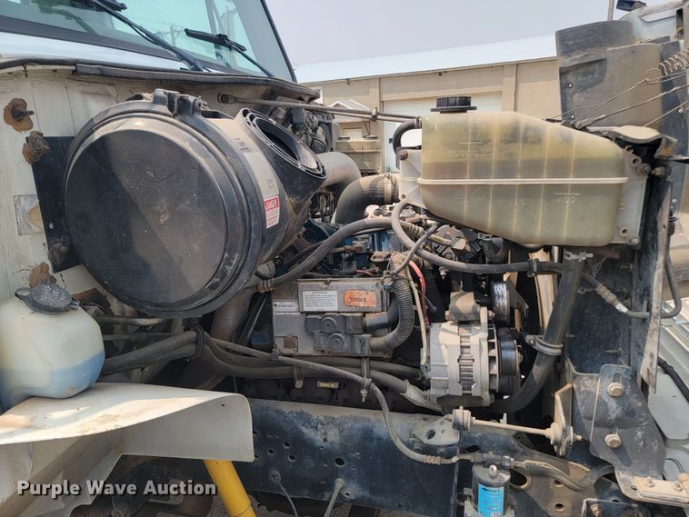 image for item ML9386 2002 International 4700  flatbed truck