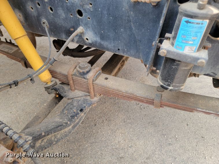 image for item ML9386 2002 International 4700  flatbed truck