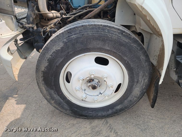 image for item ML9386 2002 International 4700  flatbed truck