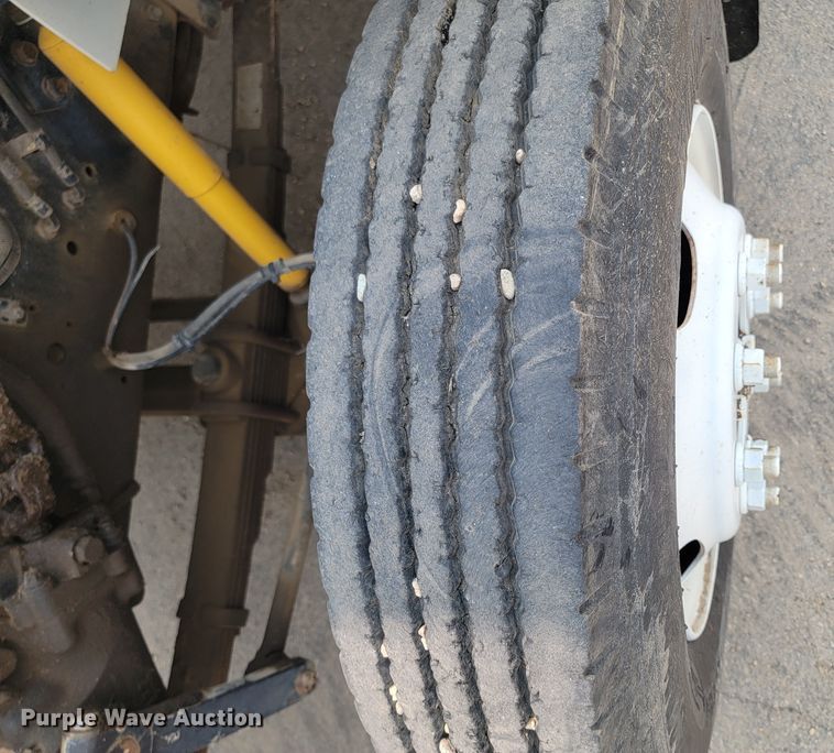 image for item ML9386 2002 International 4700  flatbed truck