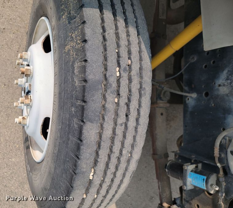 image for item ML9386 2002 International 4700  flatbed truck