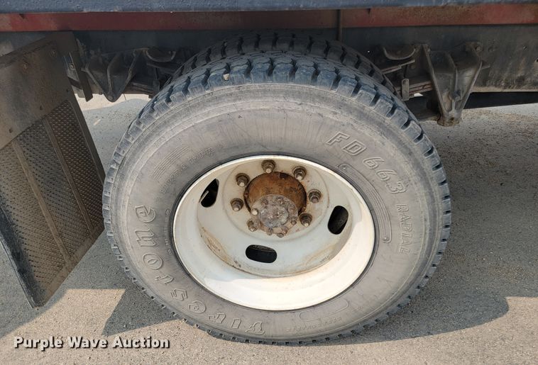 image for item ML9386 2002 International 4700  flatbed truck