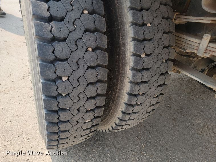 image for item ML9386 2002 International 4700  flatbed truck