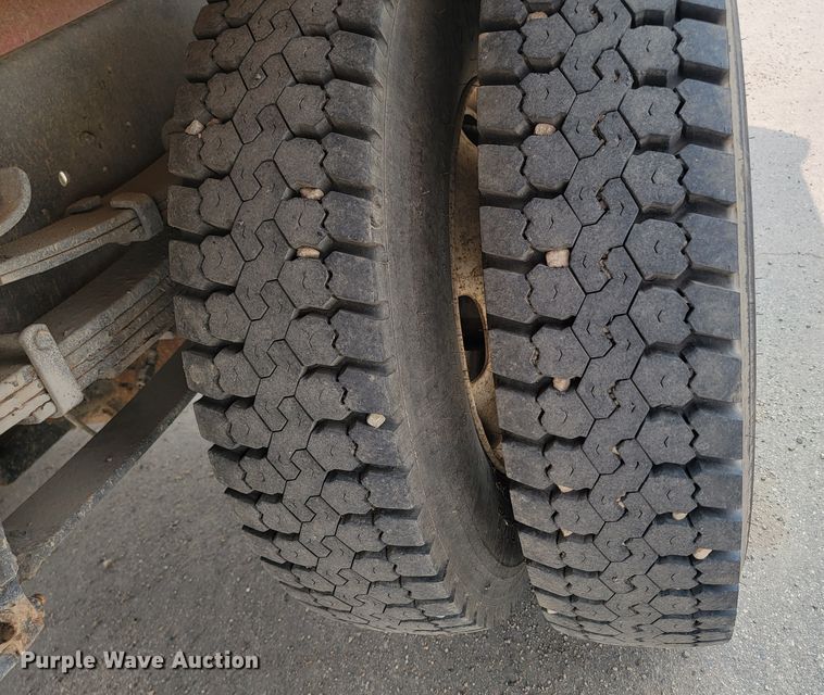 image for item ML9386 2002 International 4700  flatbed truck