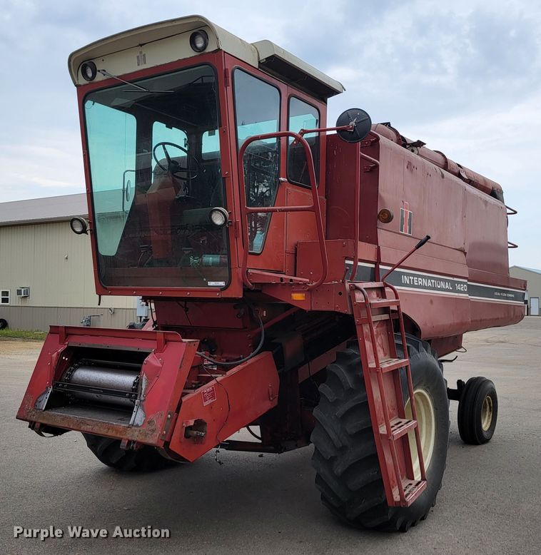 image for item ML9434 1981 International 1420 Axial-Flow  combine
